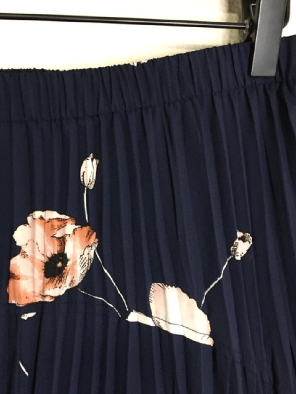 Vince Tossed Poppy Pleated Skirt - Picture 4 of 9
